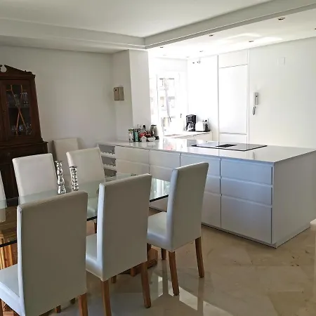 Apartment Downtown Next To The Sea Marbella